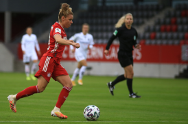 Omslagfoto voetbalschoeisel vrouwen